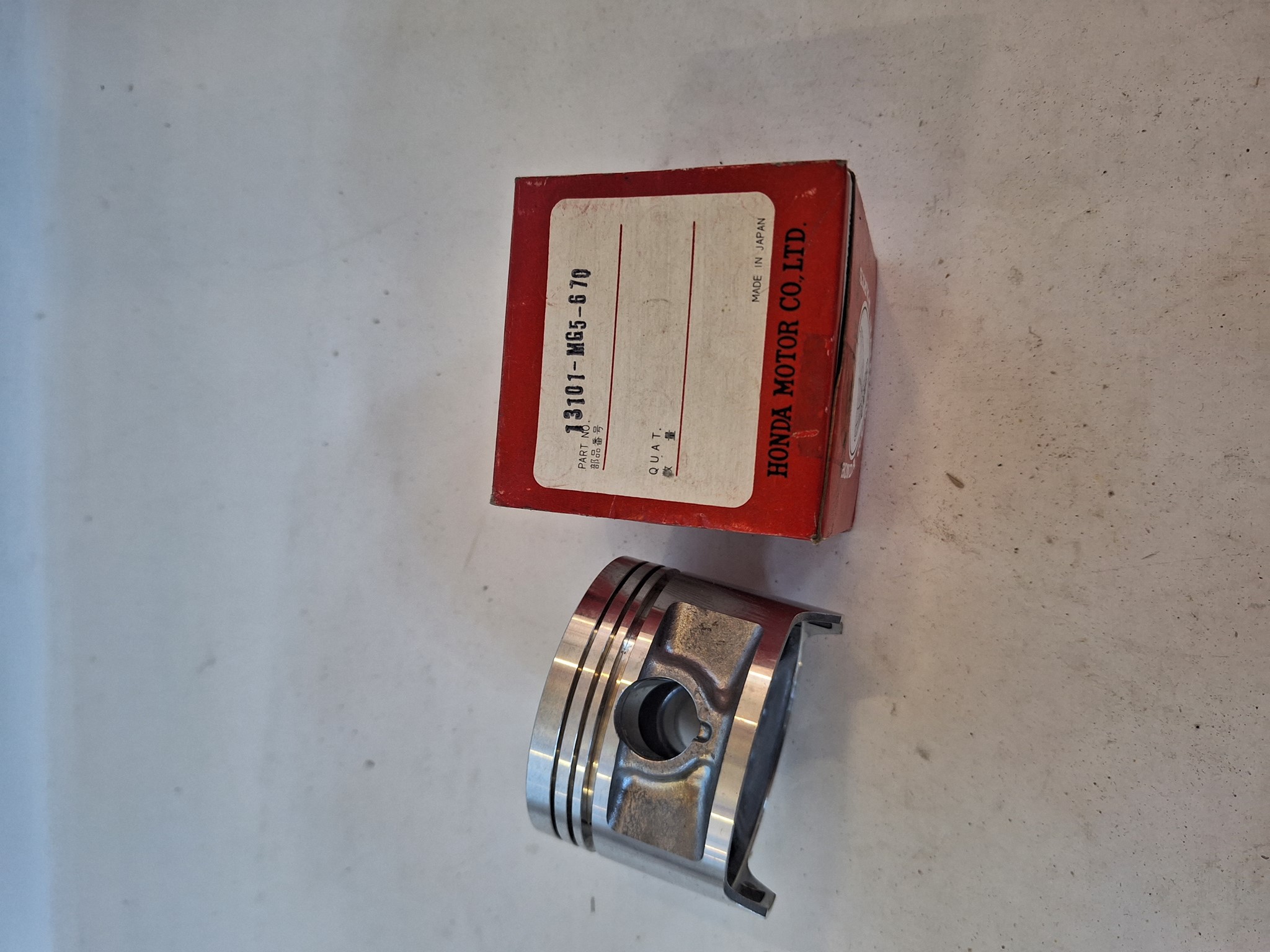 Picture of KOLBEN(STD)  13101-MG5-670  CB 1100 F